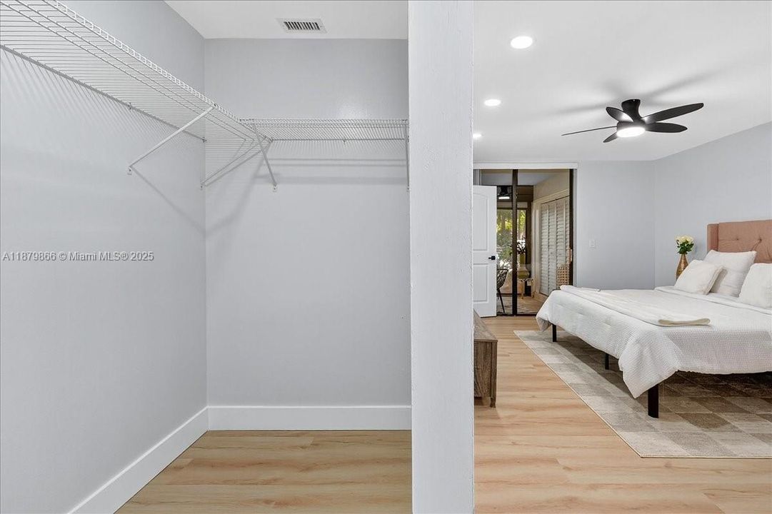 Active With Contract: $239,990 (2 beds, 2 baths, 978 Square Feet)