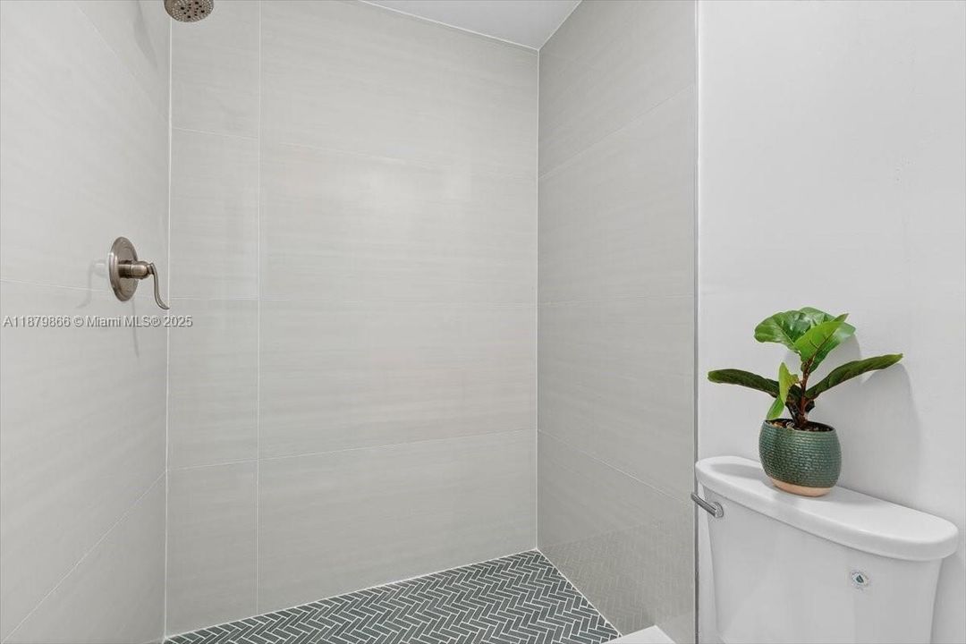 Active With Contract: $239,990 (2 beds, 2 baths, 978 Square Feet)