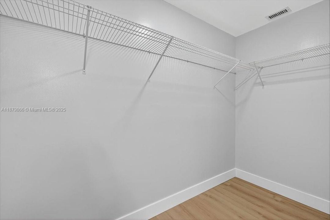 Active With Contract: $239,990 (2 beds, 2 baths, 978 Square Feet)