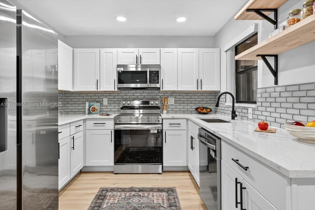 Active With Contract: $239,990 (2 beds, 2 baths, 978 Square Feet)