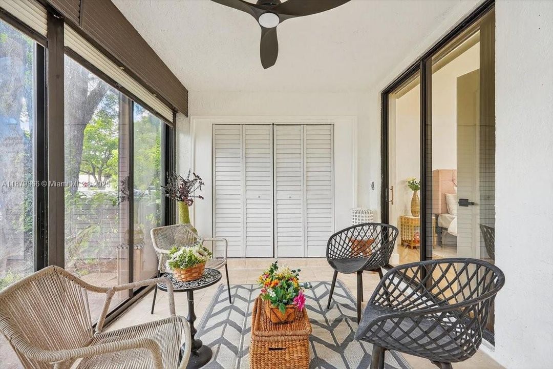 Active With Contract: $239,990 (2 beds, 2 baths, 978 Square Feet)