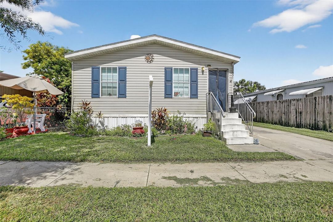 На продажу: $295,000 (2 спален, 2 ванн, 1325 Квадратных фут)