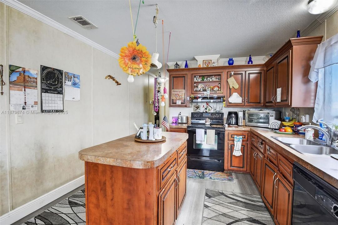 На продажу: $295,000 (2 спален, 2 ванн, 1325 Квадратных фут)