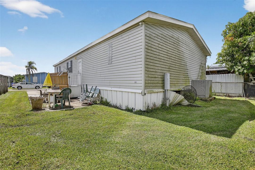 На продажу: $295,000 (2 спален, 2 ванн, 1325 Квадратных фут)