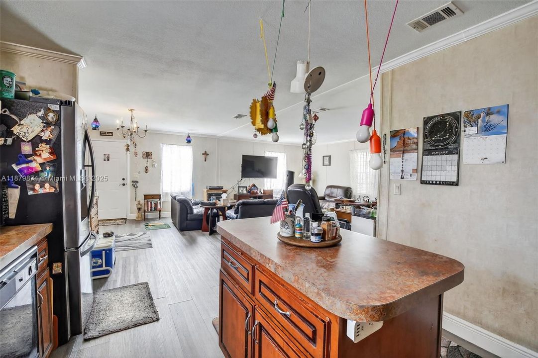 На продажу: $295,000 (2 спален, 2 ванн, 1325 Квадратных фут)