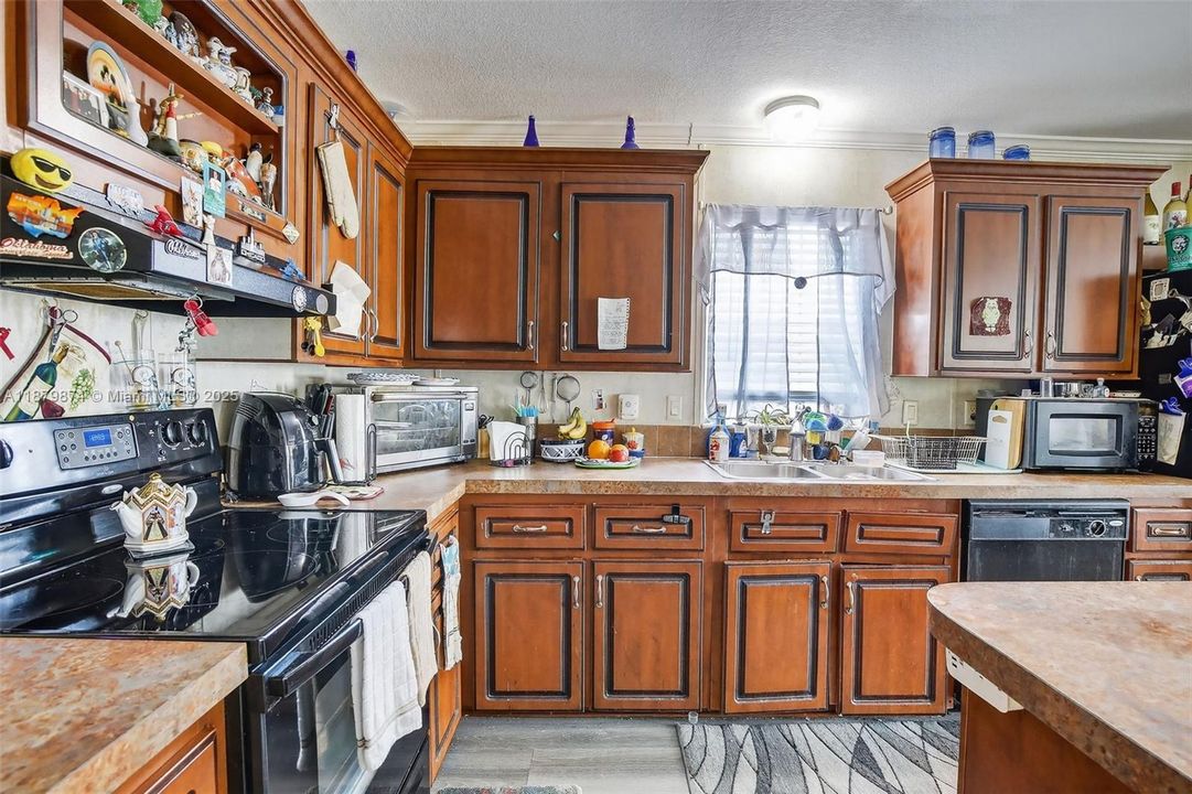 На продажу: $295,000 (2 спален, 2 ванн, 1325 Квадратных фут)