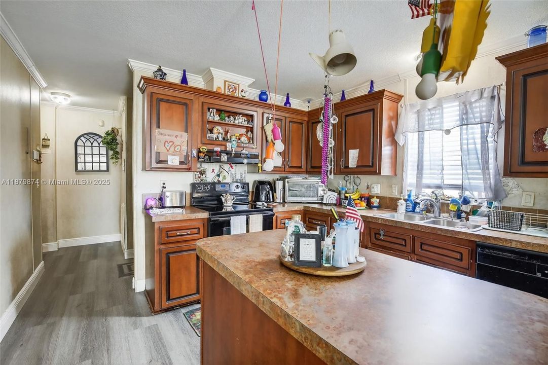 На продажу: $295,000 (2 спален, 2 ванн, 1325 Квадратных фут)