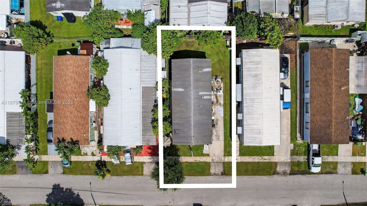 На продажу: $295,000 (2 спален, 2 ванн, 1325 Квадратных фут)