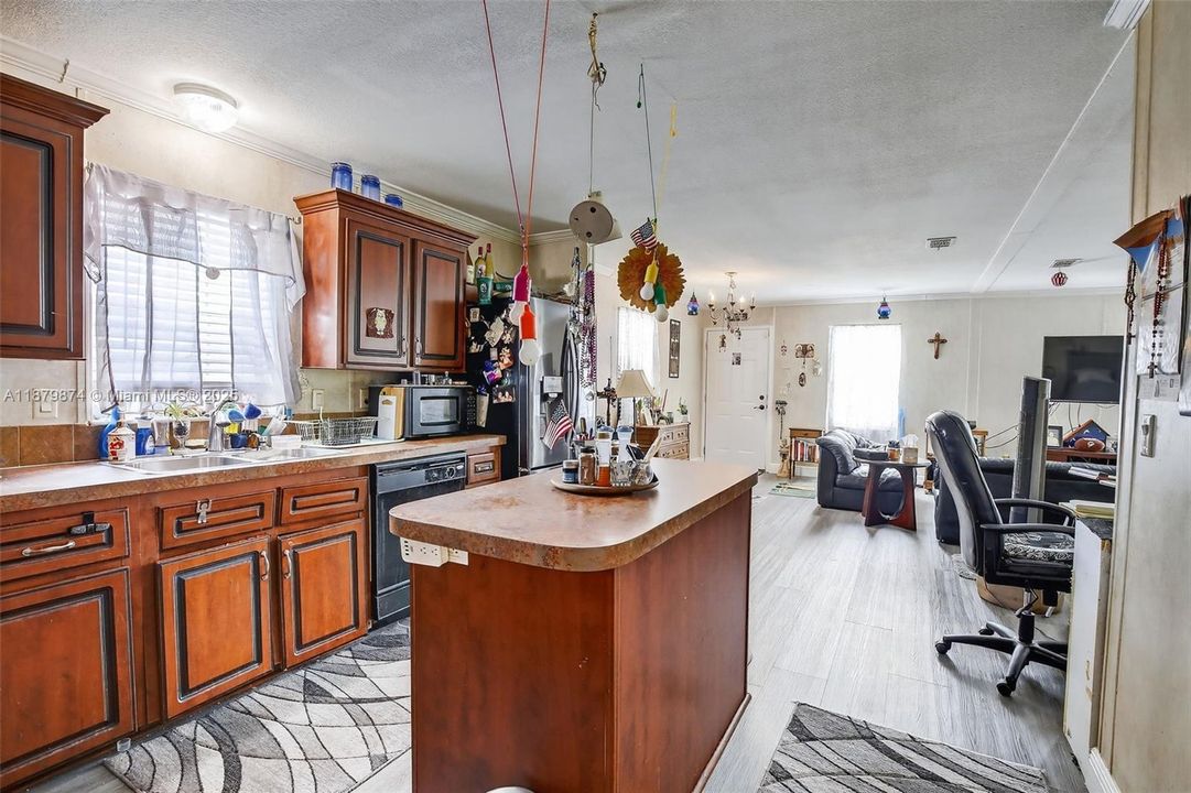 На продажу: $295,000 (2 спален, 2 ванн, 1325 Квадратных фут)