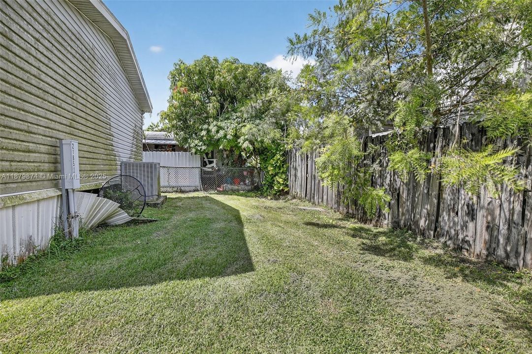 На продажу: $295,000 (2 спален, 2 ванн, 1325 Квадратных фут)