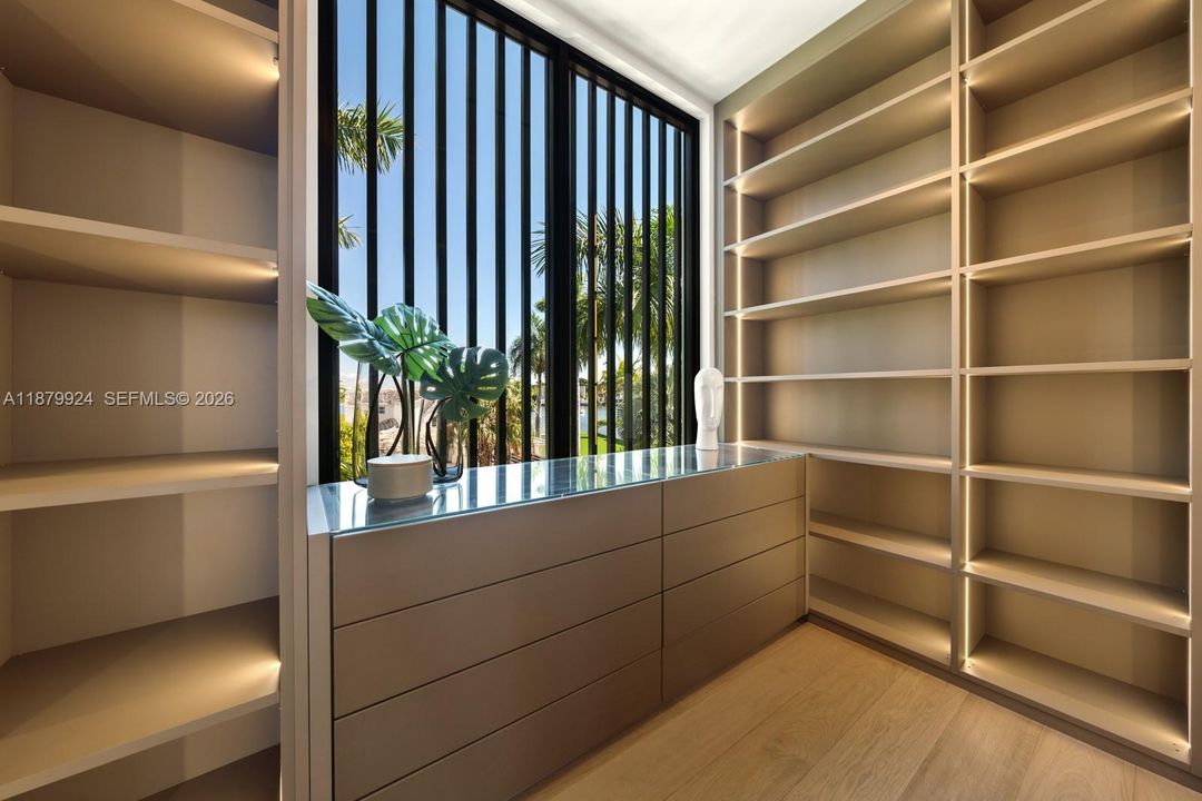 For Sale: $5,695,000 (4 beds, 4 baths, 3077 Square Feet)