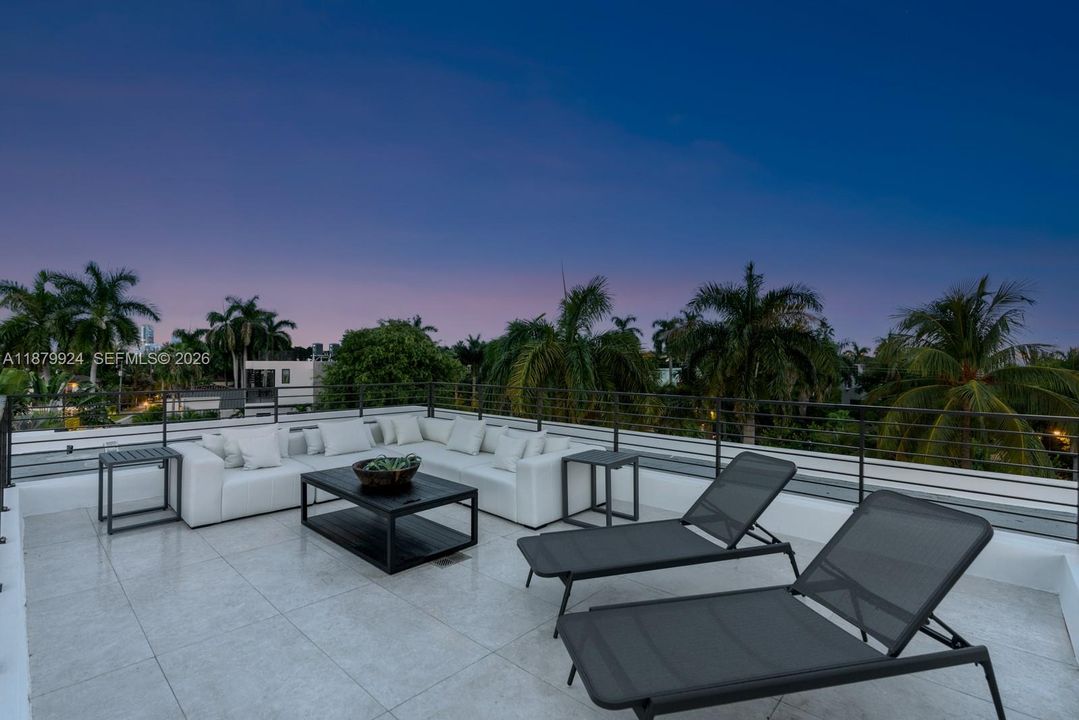 For Sale: $5,695,000 (4 beds, 4 baths, 3077 Square Feet)