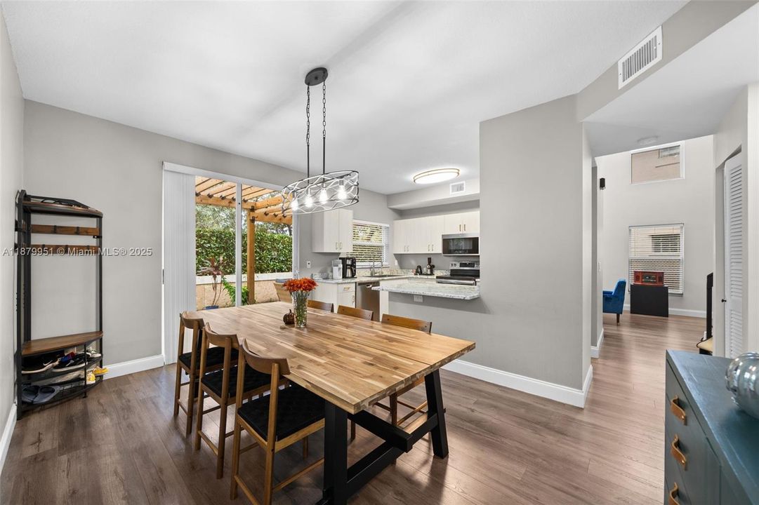 Vendido Recientemente: $549,000 (3 camas, 2 baños, 1711 Pies cuadrados)