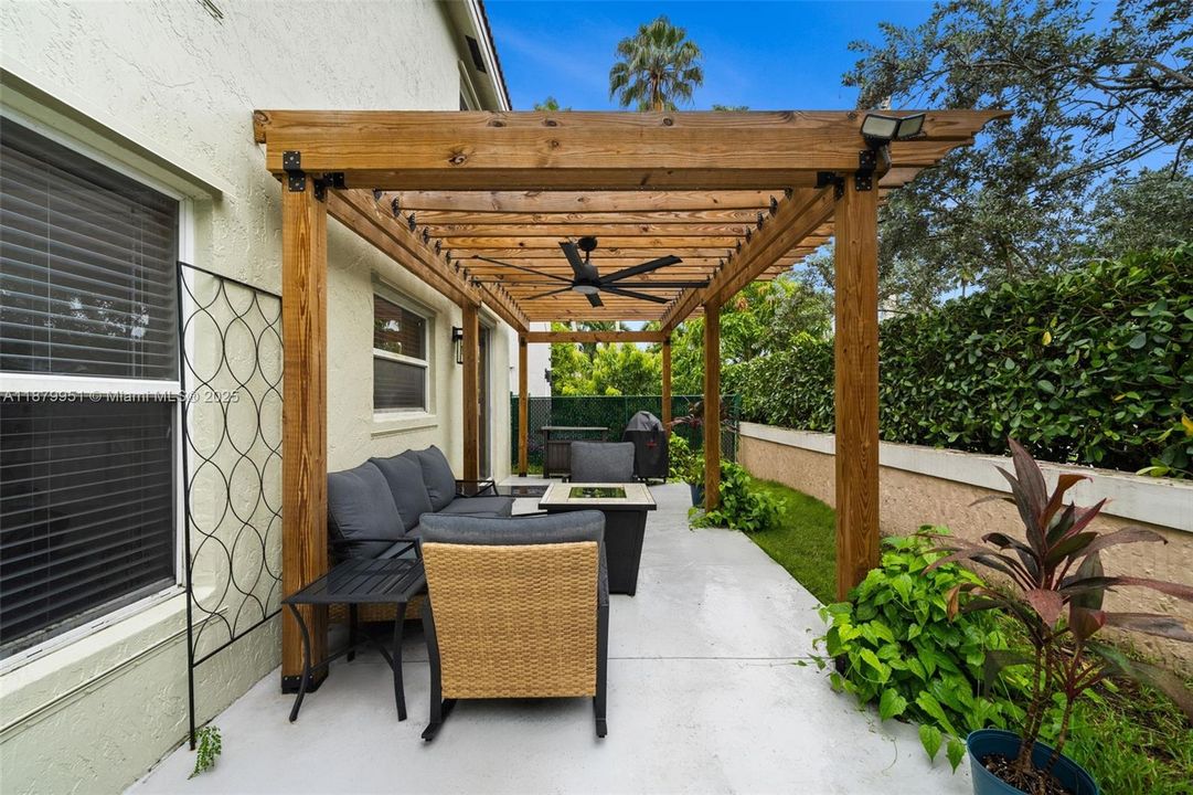 Vendido Recientemente: $549,000 (3 camas, 2 baños, 1711 Pies cuadrados)