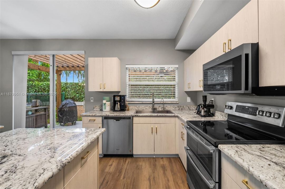 Vendido Recientemente: $549,000 (3 camas, 2 baños, 1711 Pies cuadrados)