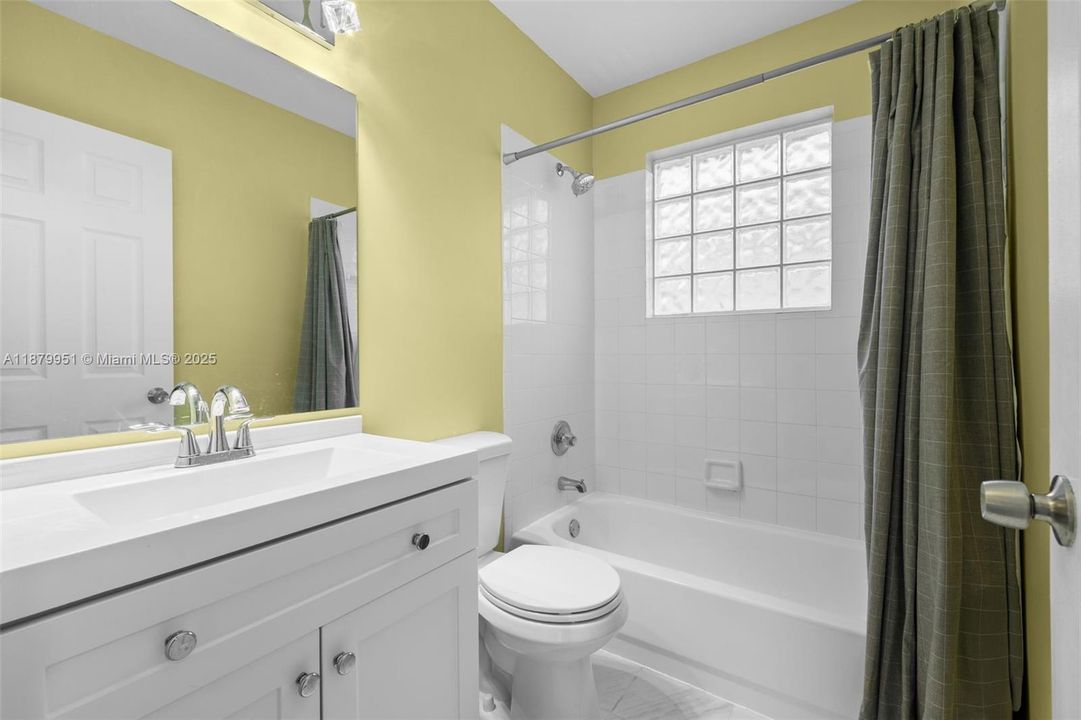 Vendido Recientemente: $549,000 (3 camas, 2 baños, 1711 Pies cuadrados)