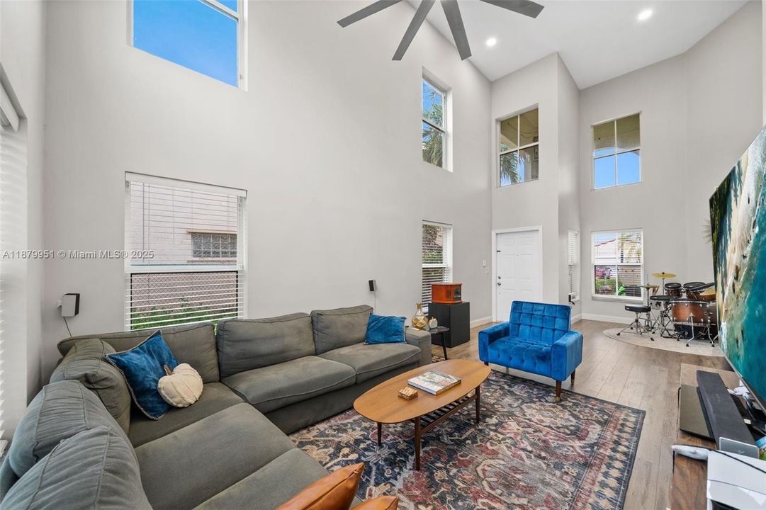 Vendido Recientemente: $549,000 (3 camas, 2 baños, 1711 Pies cuadrados)