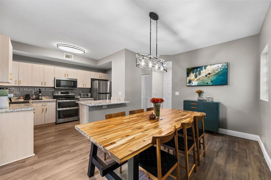 Vendido Recientemente: $549,000 (3 camas, 2 baños, 1711 Pies cuadrados)