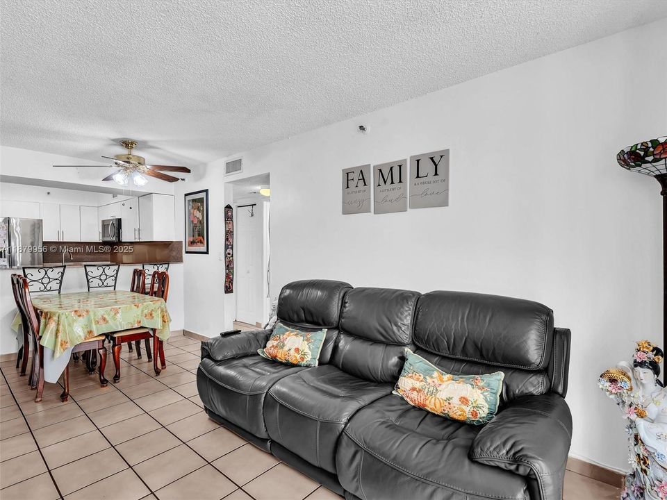 待售: $226,000 (2 贝兹, 1 浴室, 789 平方英尺)