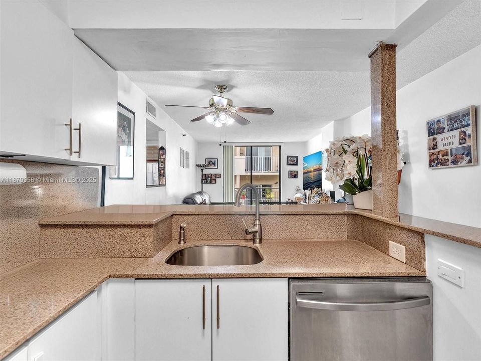 待售: $226,000 (2 贝兹, 1 浴室, 789 平方英尺)