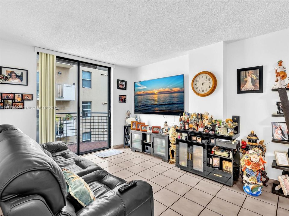 待售: $226,000 (2 贝兹, 1 浴室, 789 平方英尺)