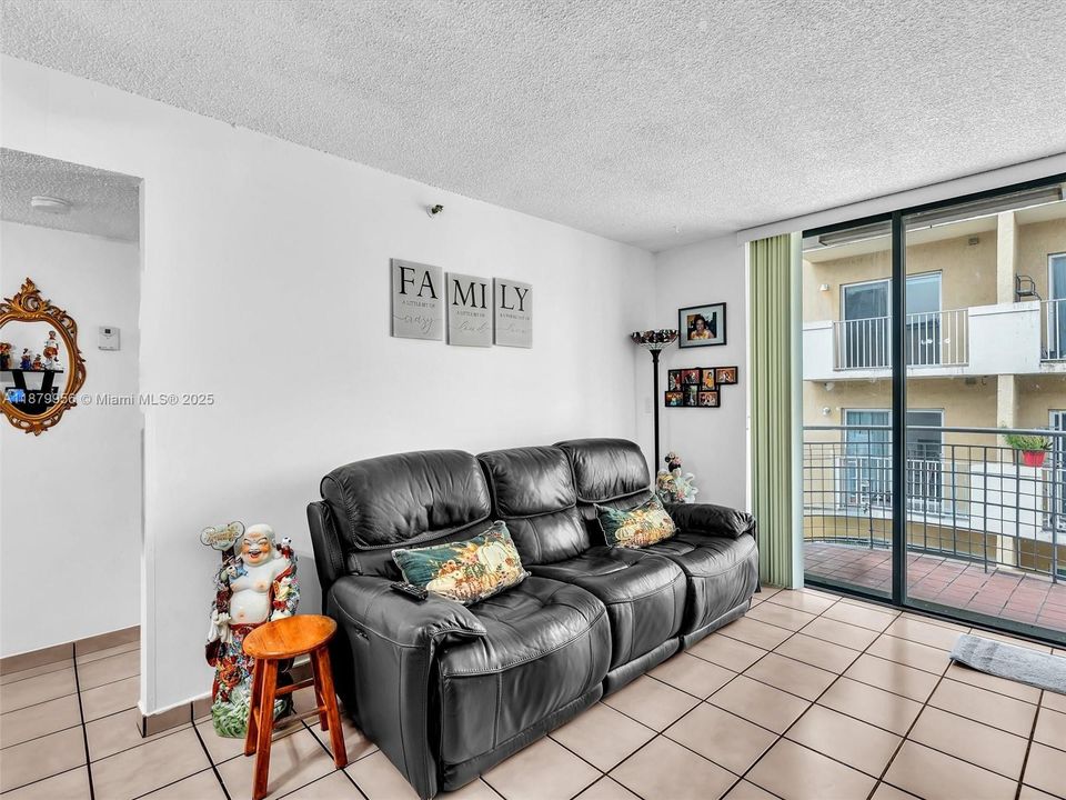 待售: $226,000 (2 贝兹, 1 浴室, 789 平方英尺)