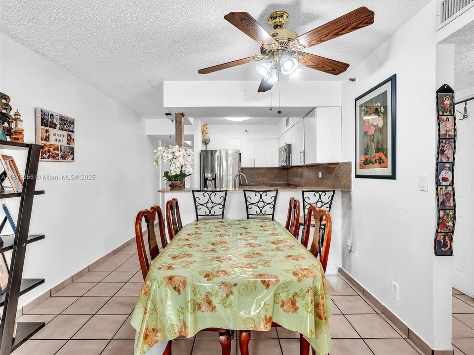 待售: $226,000 (2 贝兹, 1 浴室, 789 平方英尺)