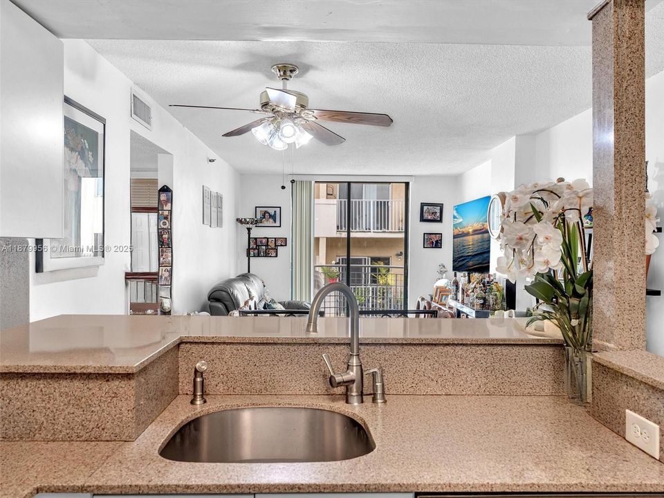 待售: $226,000 (2 贝兹, 1 浴室, 789 平方英尺)