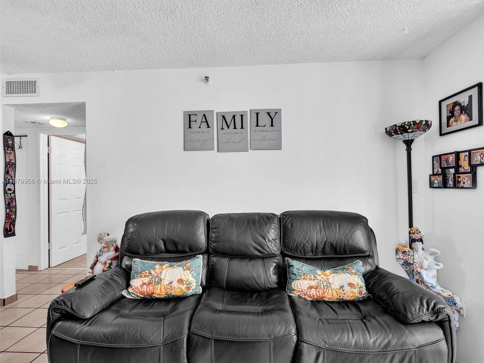 待售: $226,000 (2 贝兹, 1 浴室, 789 平方英尺)