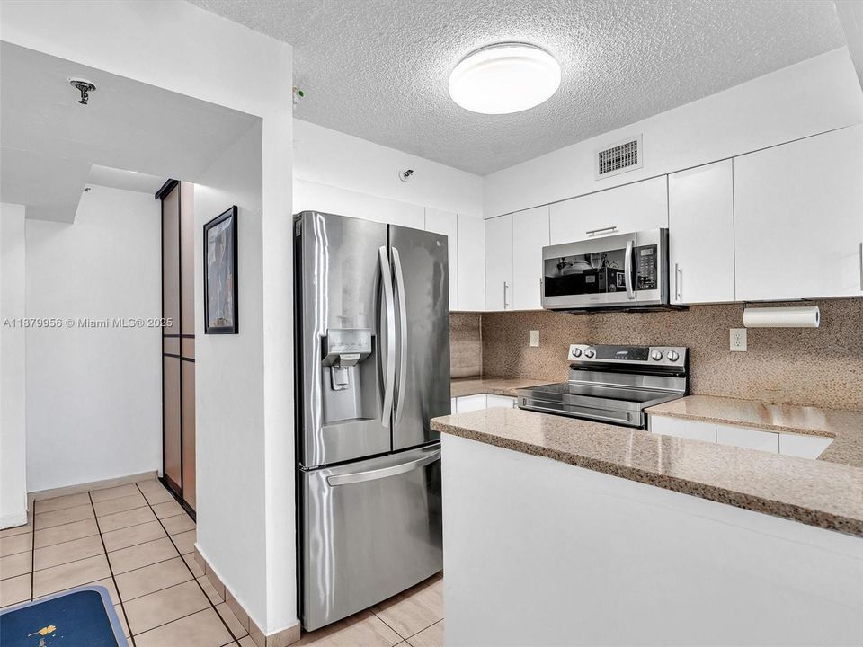 待售: $226,000 (2 贝兹, 1 浴室, 789 平方英尺)