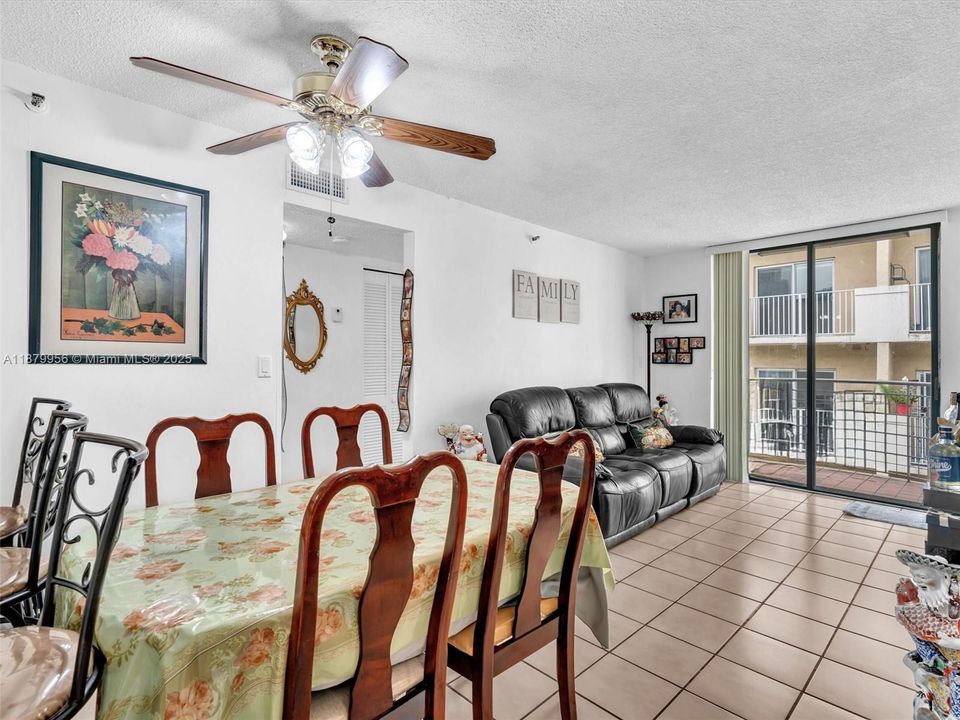 待售: $226,000 (2 贝兹, 1 浴室, 789 平方英尺)