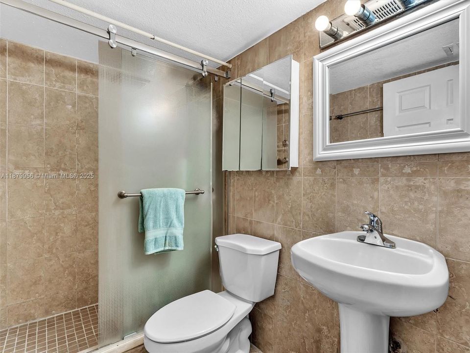 待售: $226,000 (2 贝兹, 1 浴室, 789 平方英尺)