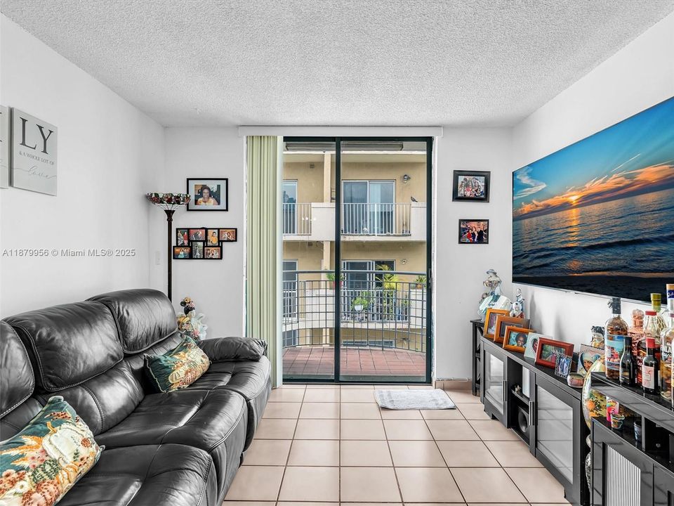 待售: $226,000 (2 贝兹, 1 浴室, 789 平方英尺)