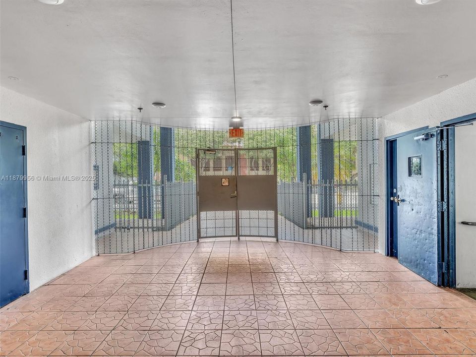 待售: $226,000 (2 贝兹, 1 浴室, 789 平方英尺)