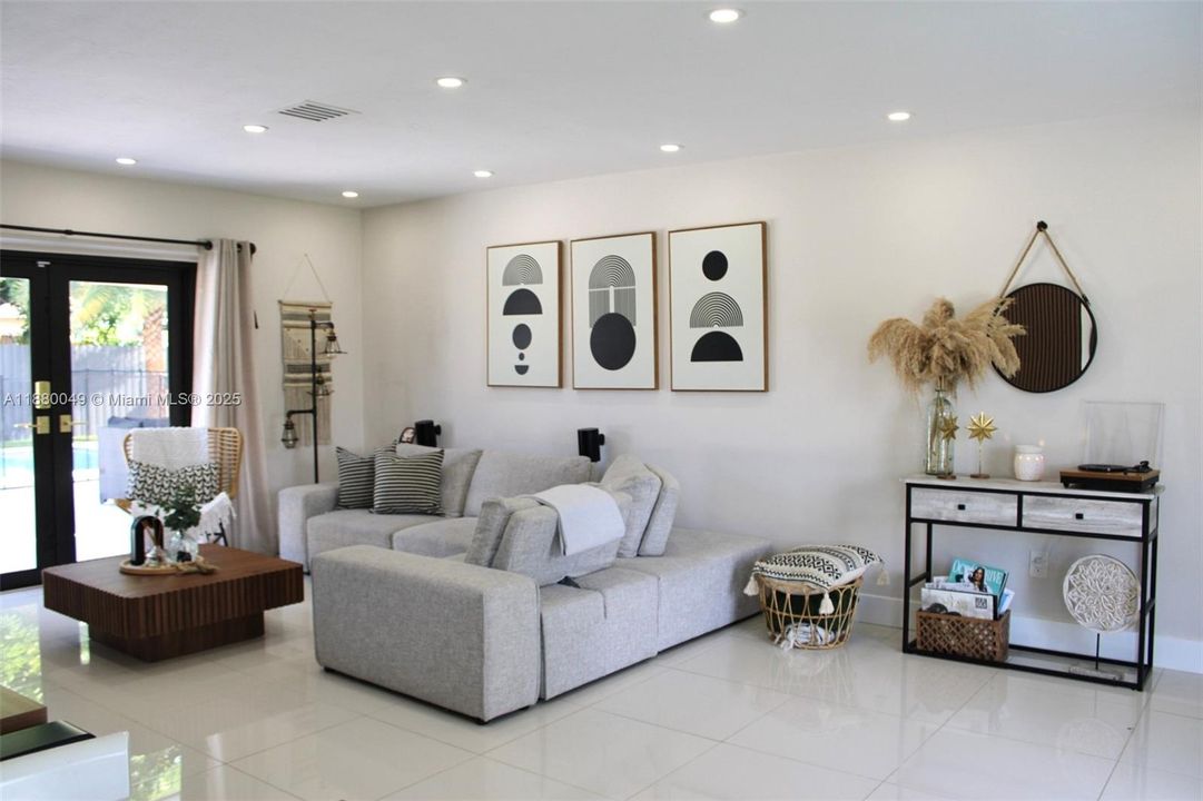 Недавно продано: $549,900 (2 спален, 1 ванн, 1032 Квадратных фут)