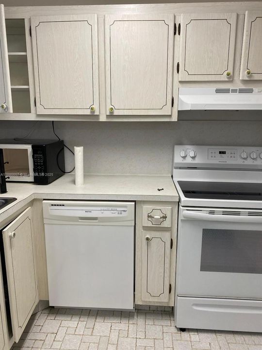 Под контрактом: $1,400 (1 спален, 1 ванн, 640 Квадратных фут)