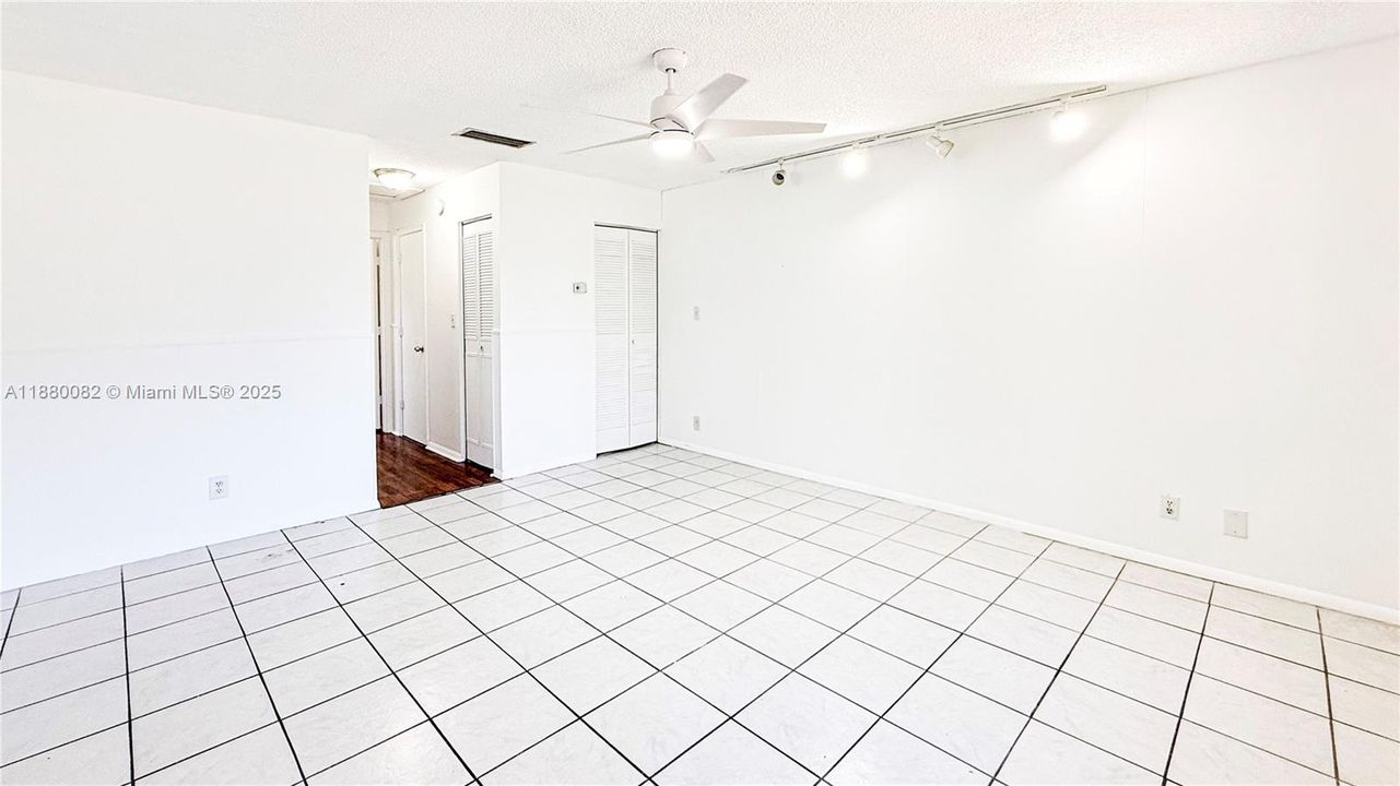 合同活跃: $1,799 (2 贝兹, 1 浴室, 912 平方英尺)