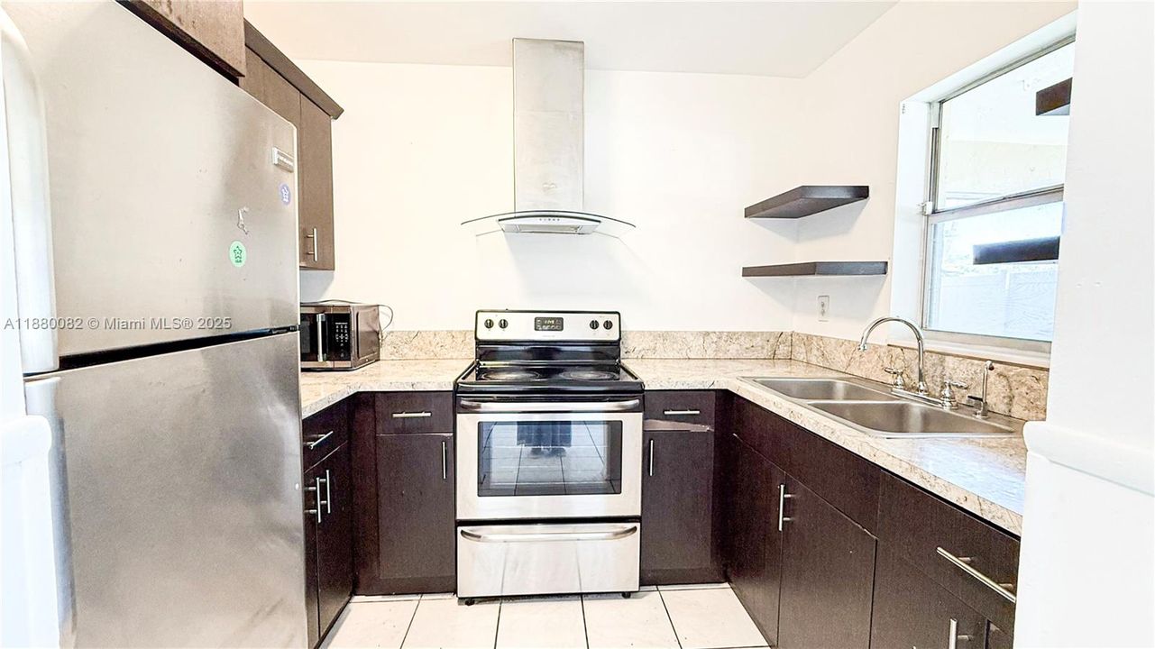 合同活跃: $1,799 (2 贝兹, 1 浴室, 912 平方英尺)