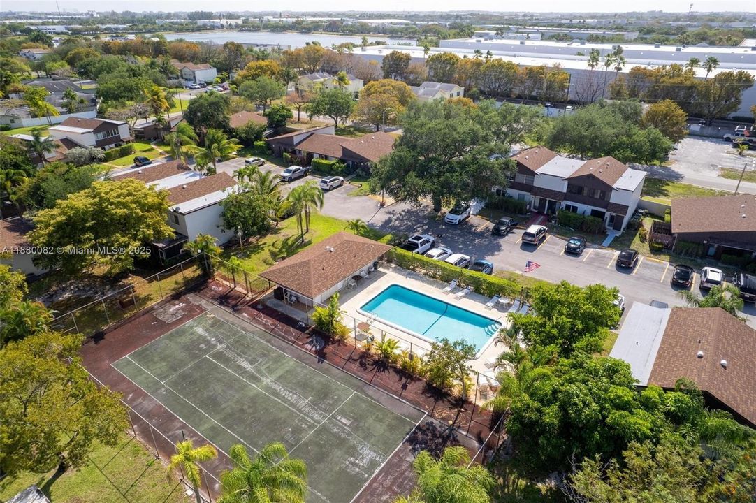 合同活跃: $1,799 (2 贝兹, 1 浴室, 912 平方英尺)