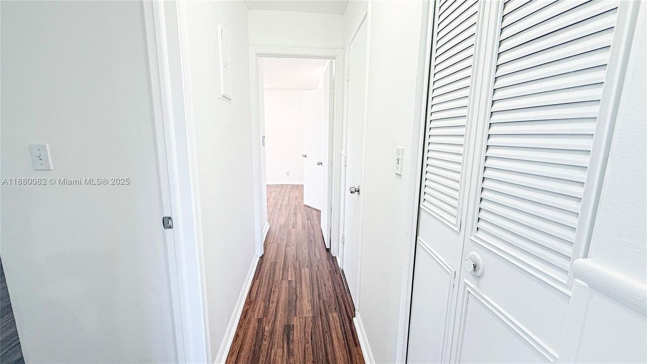 合同活跃: $1,799 (2 贝兹, 1 浴室, 912 平方英尺)