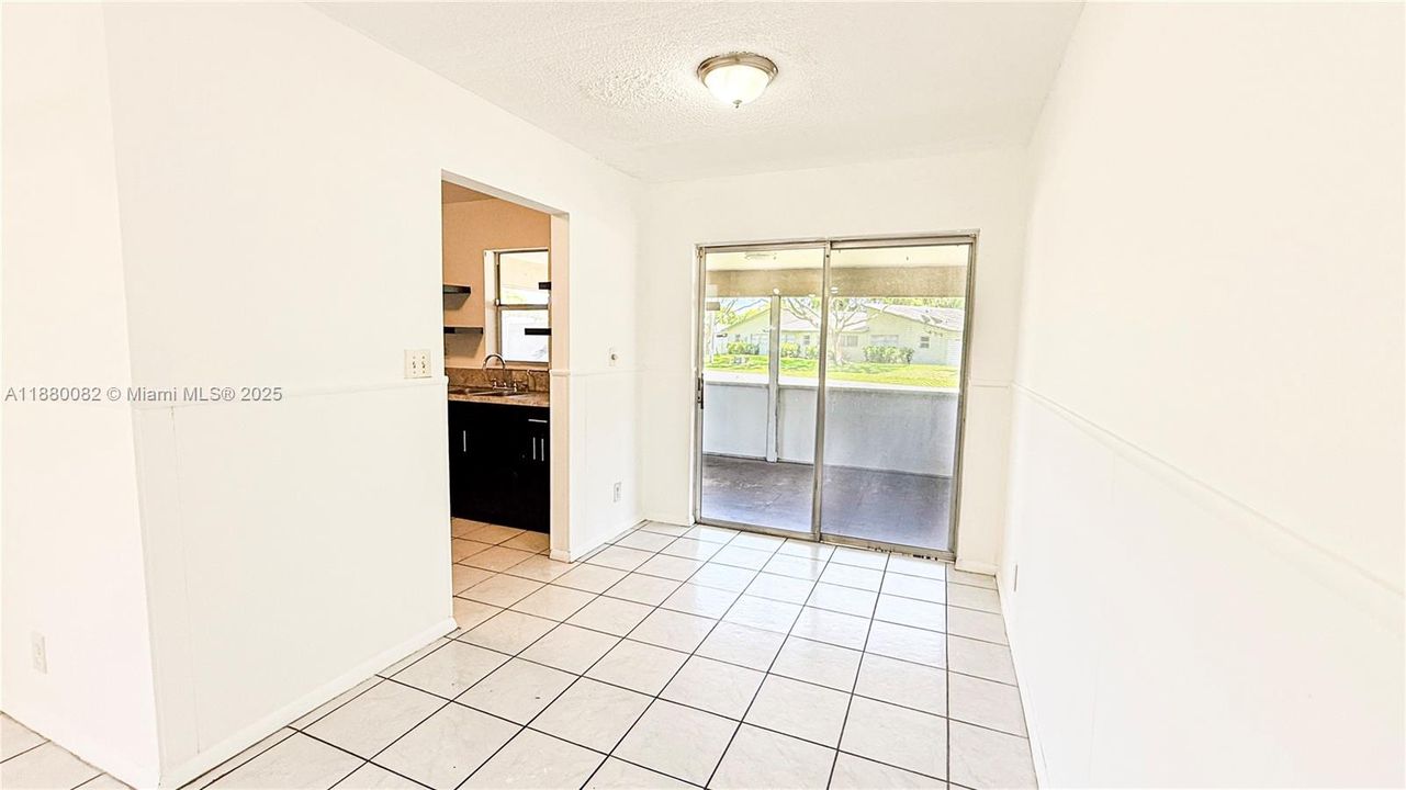 合同活跃: $1,799 (2 贝兹, 1 浴室, 912 平方英尺)