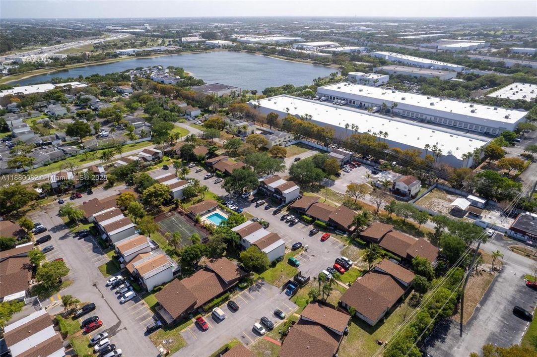 合同活跃: $1,799 (2 贝兹, 1 浴室, 912 平方英尺)