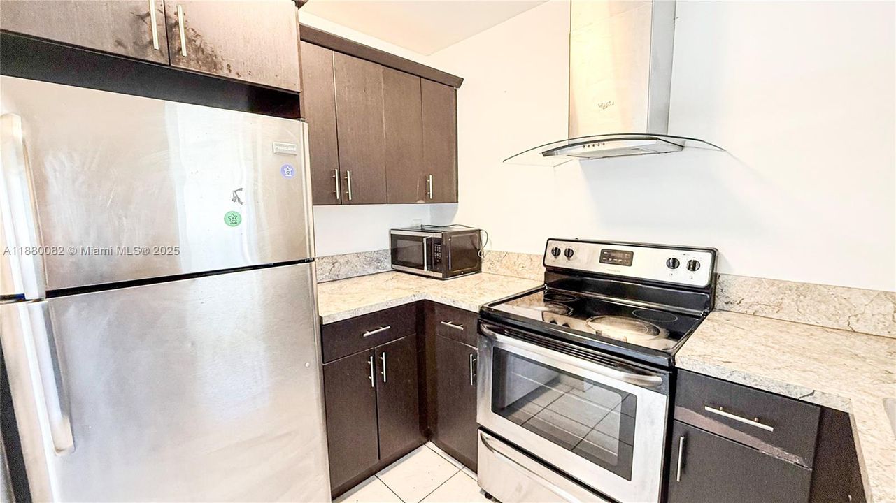 合同活跃: $1,799 (2 贝兹, 1 浴室, 912 平方英尺)