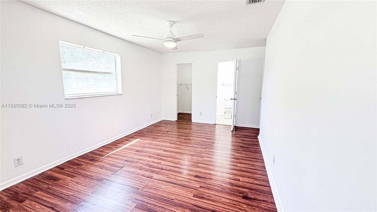 合同活跃: $1,799 (2 贝兹, 1 浴室, 912 平方英尺)