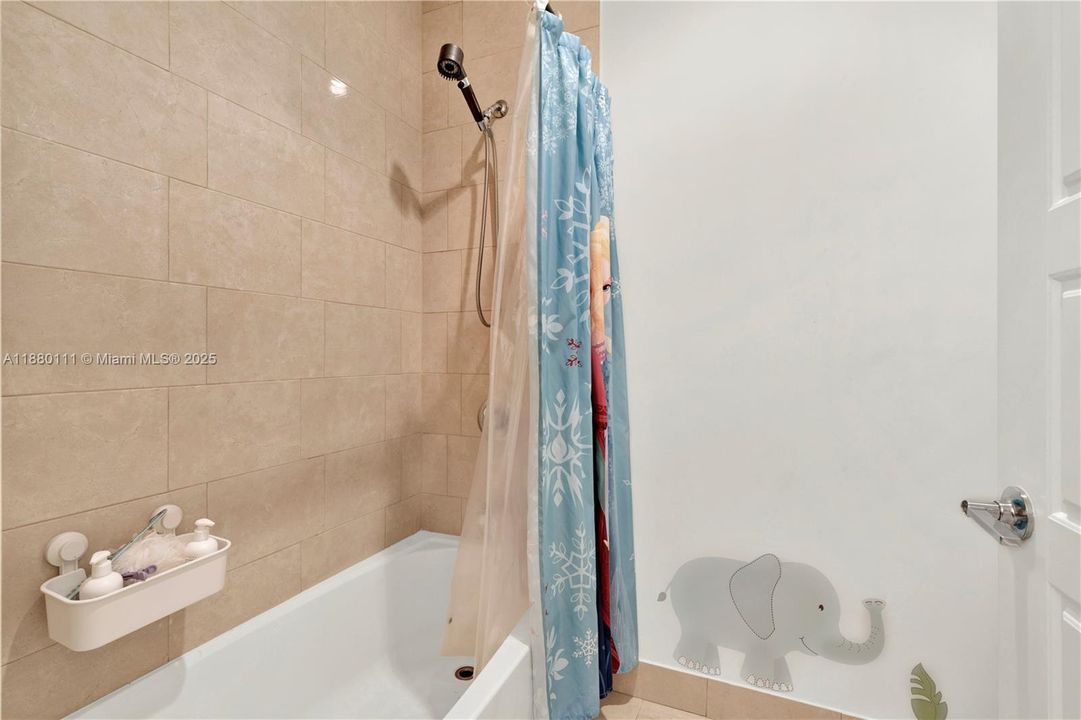 Vendido Recientemente: $539,900 (3 camas, 2 baños, 1979 Pies cuadrados)