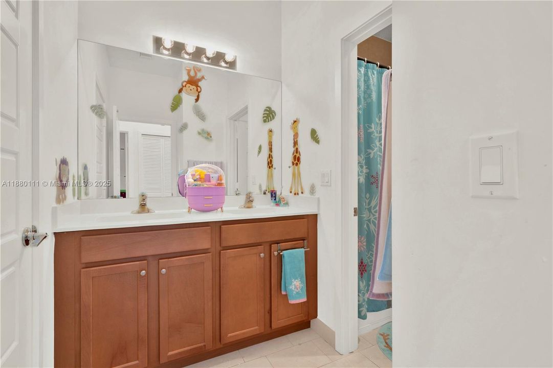 Vendido Recientemente: $539,900 (3 camas, 2 baños, 1979 Pies cuadrados)