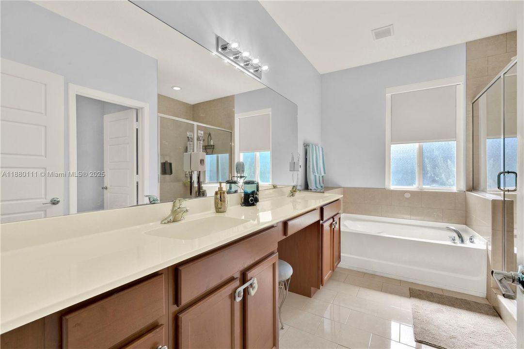 Vendido Recientemente: $539,900 (3 camas, 2 baños, 1979 Pies cuadrados)