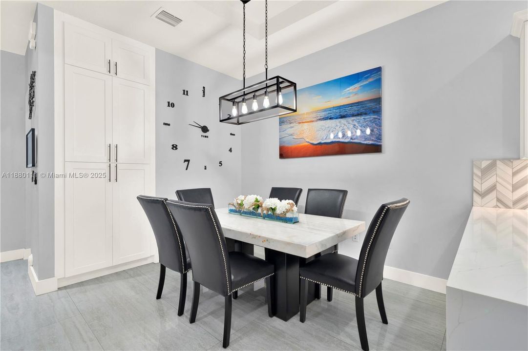 Vendido Recientemente: $539,900 (3 camas, 2 baños, 1979 Pies cuadrados)