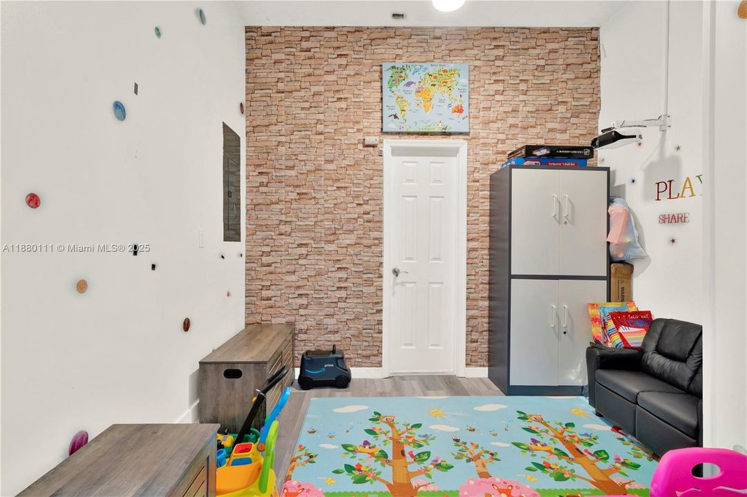 Vendido Recientemente: $539,900 (3 camas, 2 baños, 1979 Pies cuadrados)