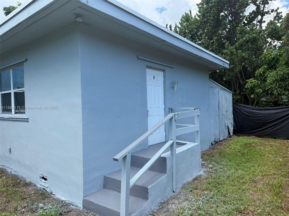 Active With Contract: $1,150 (0 beds, 1 baths, 420 Square Feet)